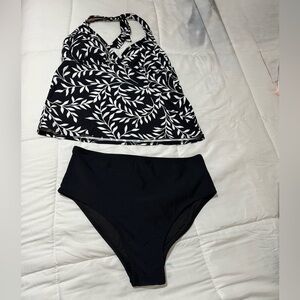 NWOT- LANDS ENDS Black and White Leaf Print Tankini Set.